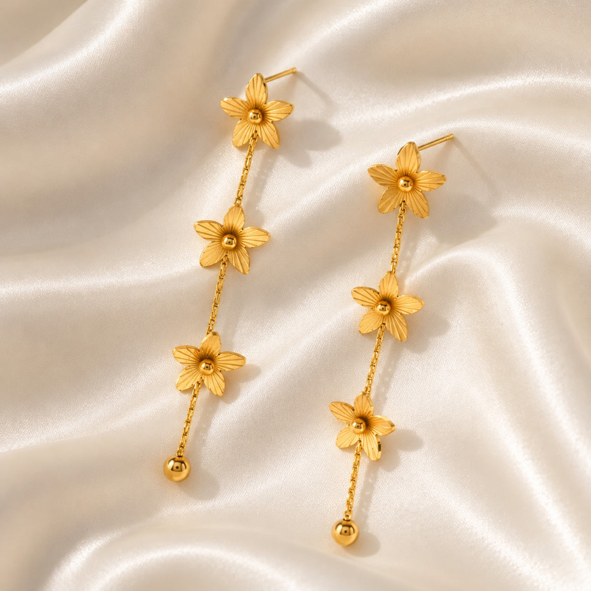 Boucles Floraison à trois fleurs dorées sur satin ivoire