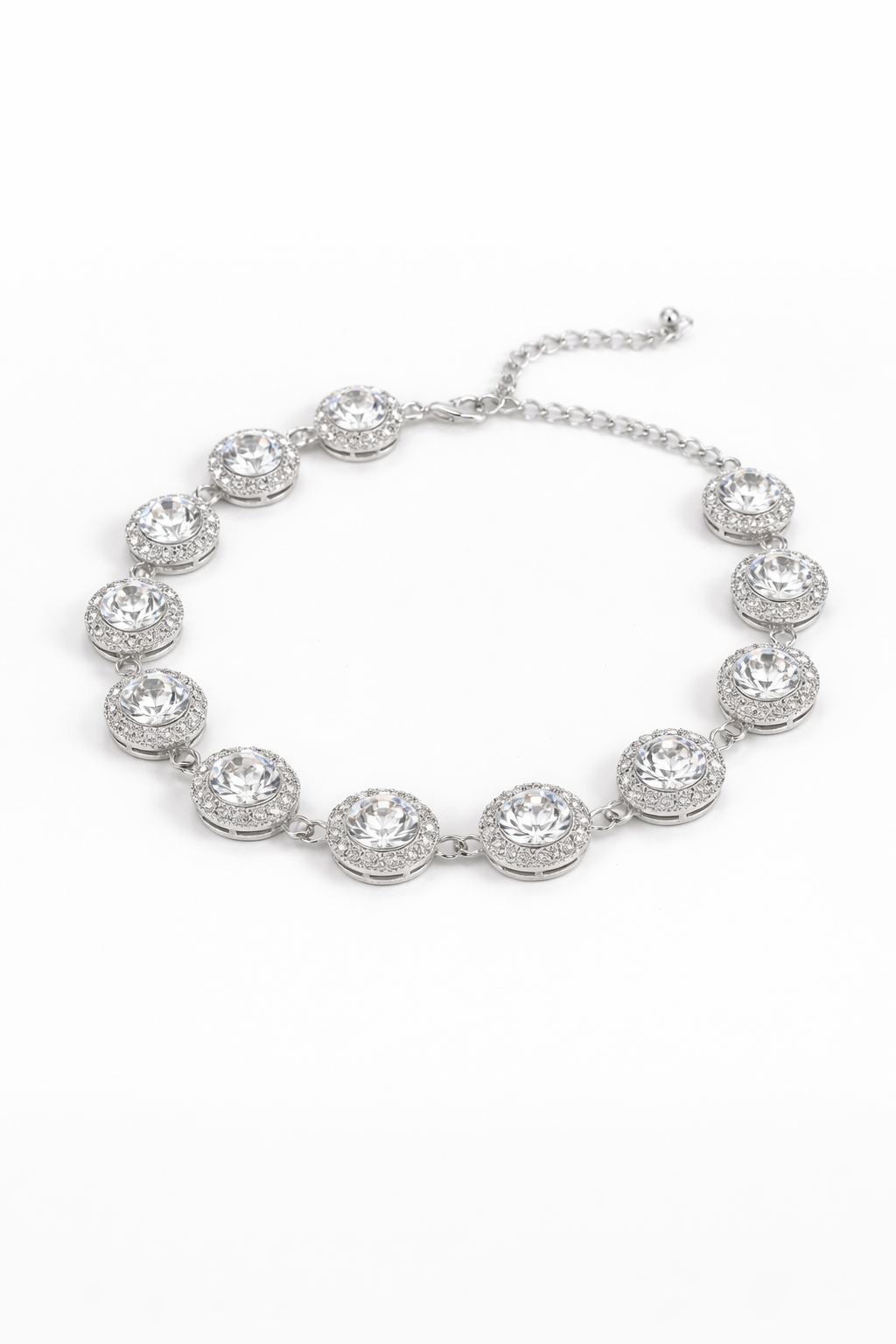 Collier “Éclat d’Argent” – Strass géométriques étincelants