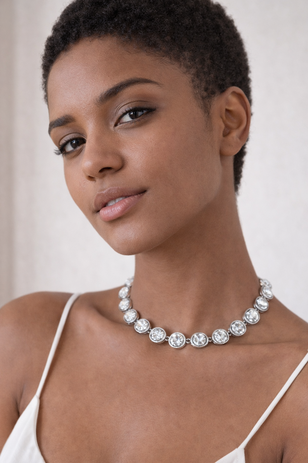 Collier “Éclat d’Argent” – Strass géométriques étincelants