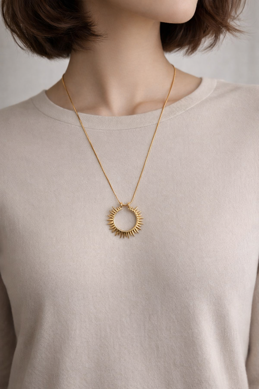 Collier Soleil Doré – Rayonnement Intemporel