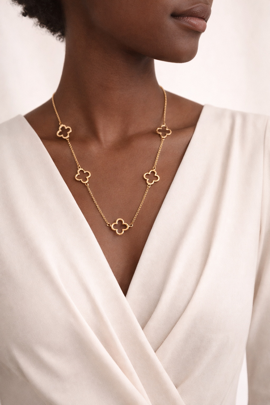 collier en acier inoxydable doré orné de trèfle