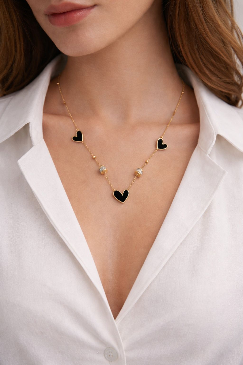Collier doré orné de cœurs