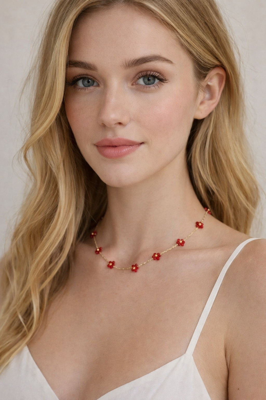 Collier “Petites Fleurs Rouges” – Chaîne Dorée