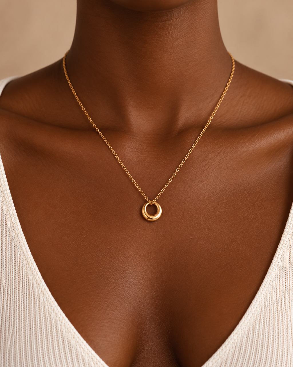 Collier fin doré à pendentif anneau