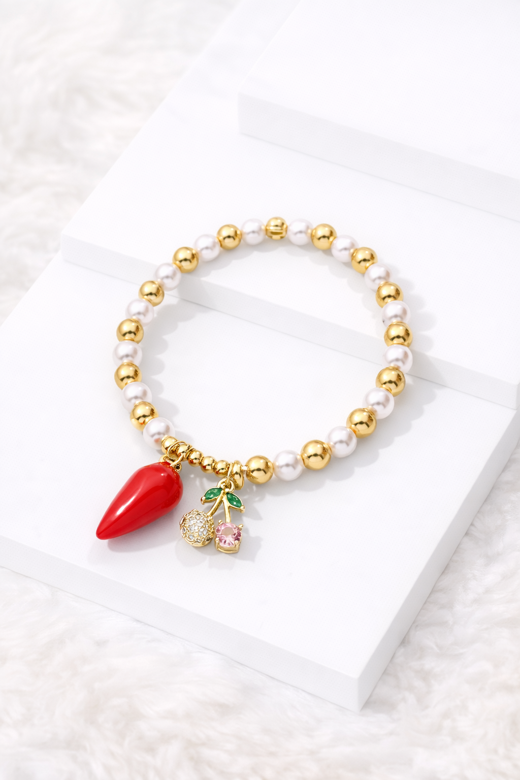 Bracelet Cerise Glam – Or & Perles Nacrées