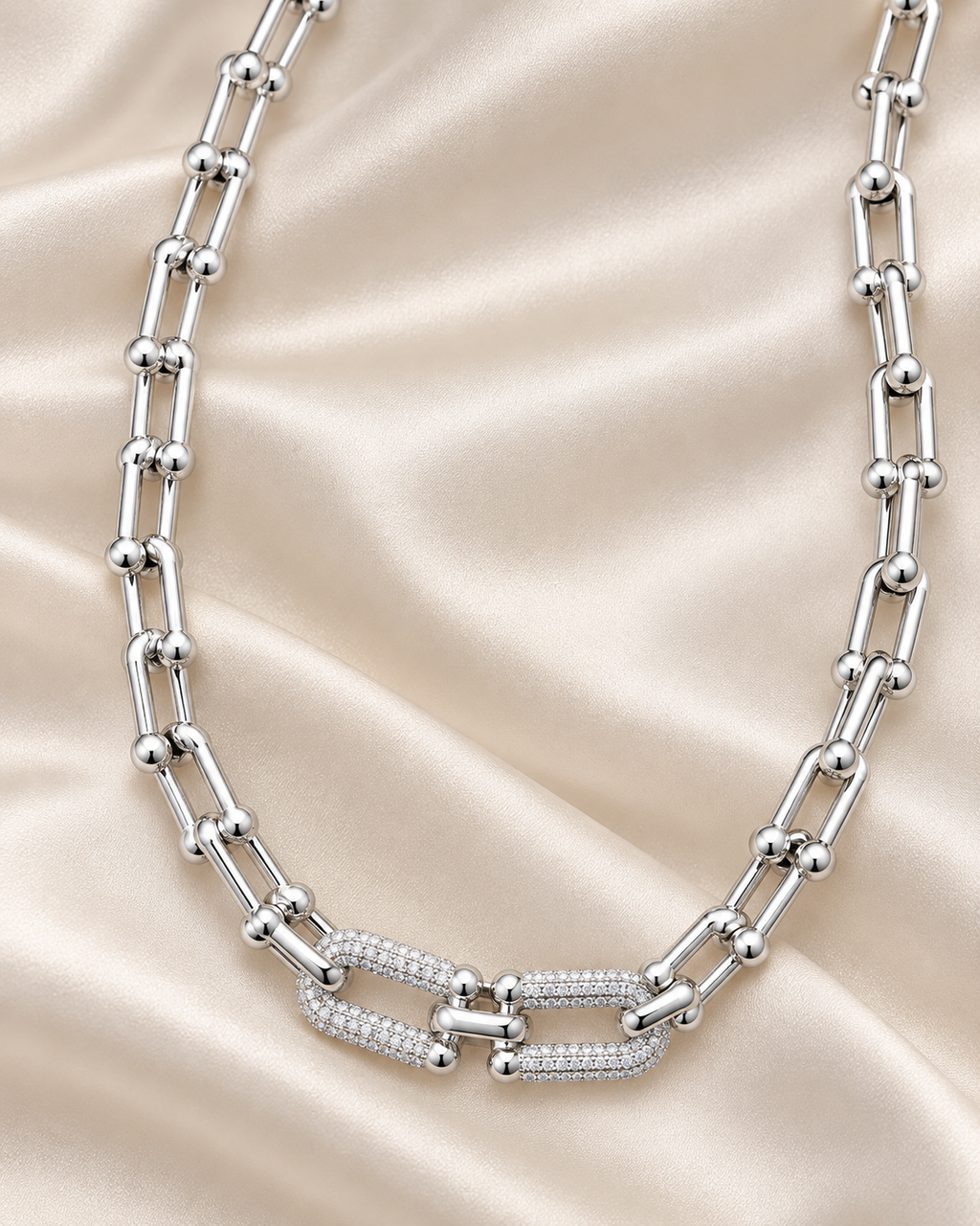 Collier argenté à maillons rectangulaires et zircons