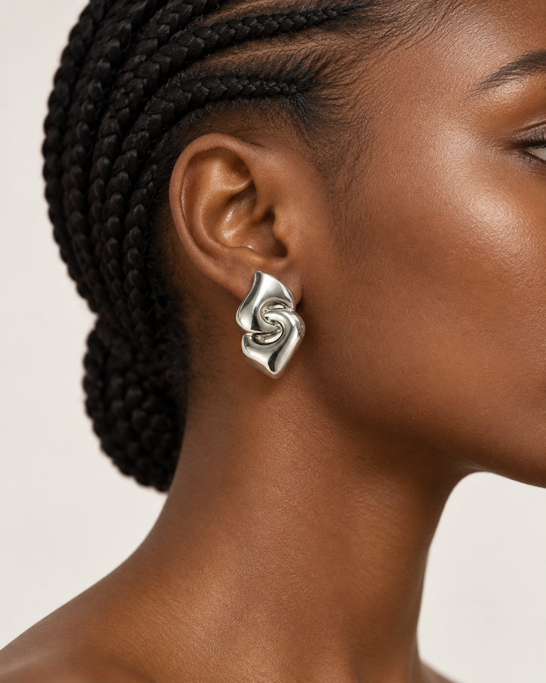 Boucles d’oreilles argentées à nœud sculpté