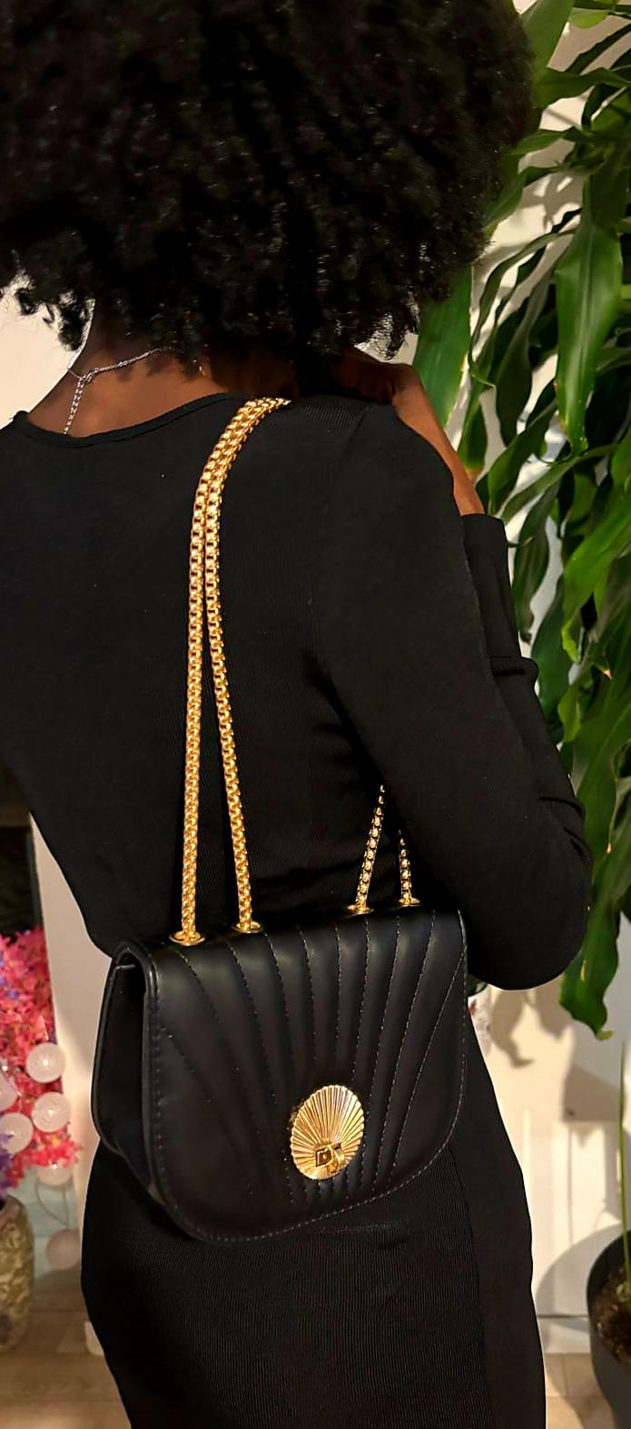 Mini Sac “Noir Élégant” – Chaîne Dorée & Style Compact