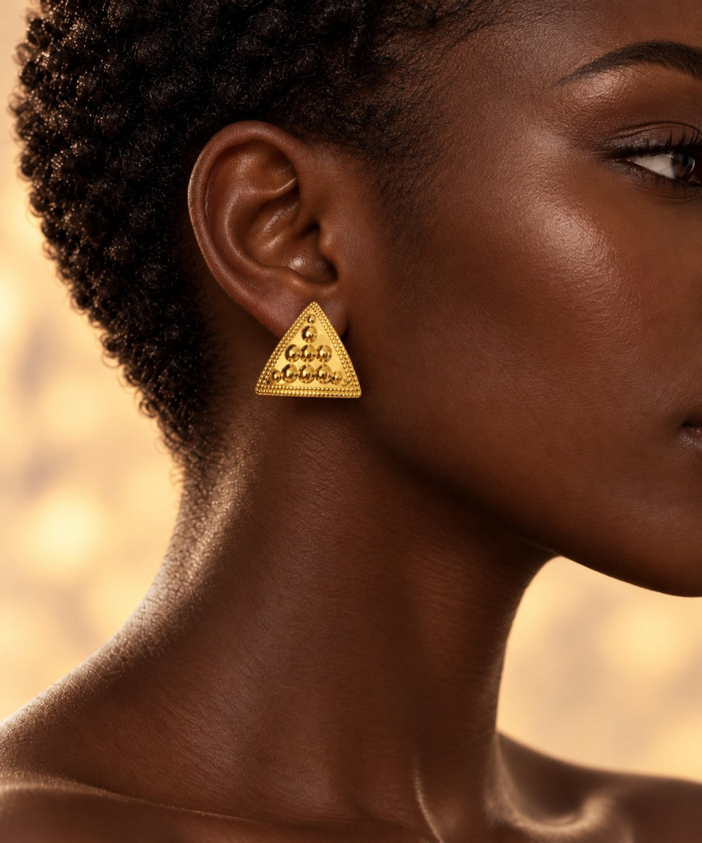 Boucles d’oreilles Triangles Dorés portées